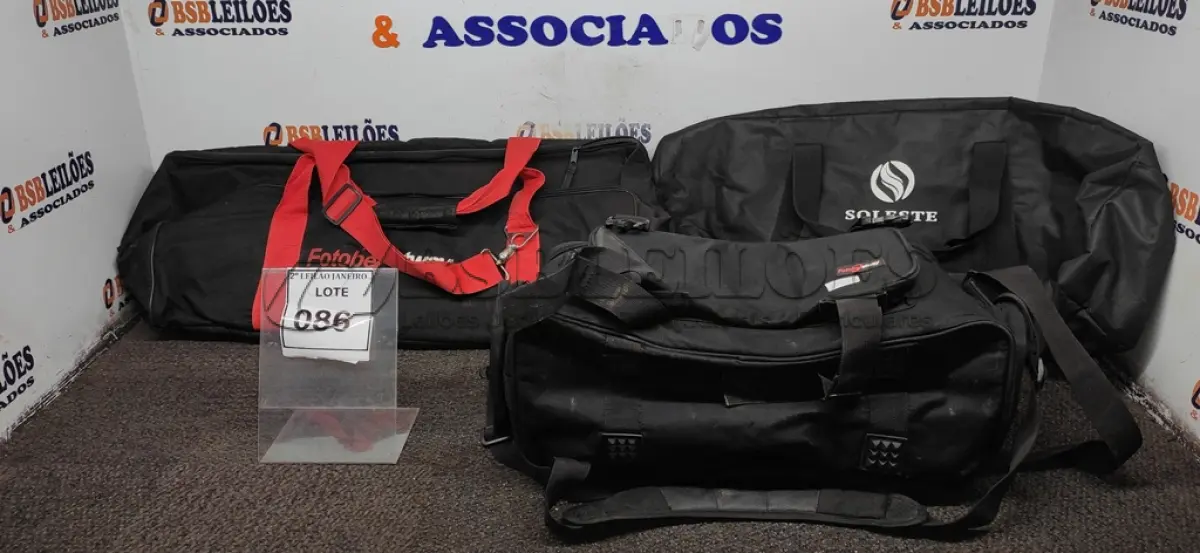 LOTE 086 - 03 BOLSAS PARA EQUIPAMENTOS FOTOGRÁFICOS MARCA FOTOBE STWAY.  (NO ESTADO) ATENÇÃO! FAZER A VISITAÇÃO ANTES DE ARREMATAR, NÃO SABEMOS SE FUNCIONA. LEILÃO NÃO TEM GARANTIA E NEM DEVOLUÇÃO, SUJEITO A POSSÍVEIS AVARIAS VISÍVEIS/OCULTAS E/OU AUSÊNCIA DE COMPONENTES.
