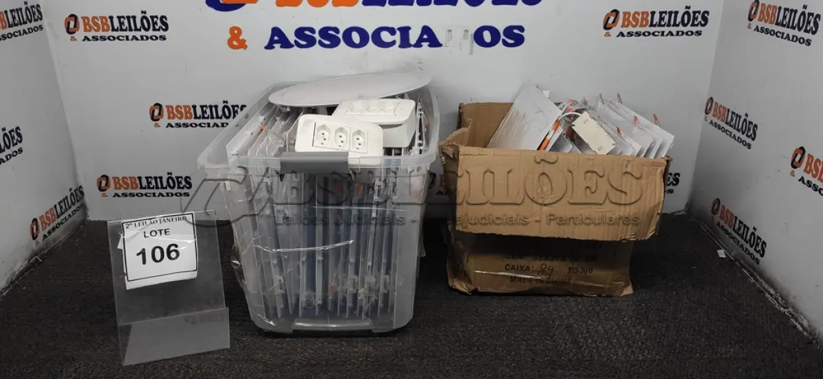 LOTE 106 - 01 LOTE COM VÁRIAS LUMINÁRIAS. (NO ESTADO) ATENÇÃO! FAZER A VISITAÇÃO ANTES DE ARREMATAR, NÃO SABEMOS SE FUNCIONA. LEILÃO NÃO TEM GARANTIA E NEM DEVOLUÇÃO, SUJEITO A POSSÍVEIS AVARIAS VISÍVEIS/OCULTAS E/OU AUSÊNCIA DE COMPONENTES.