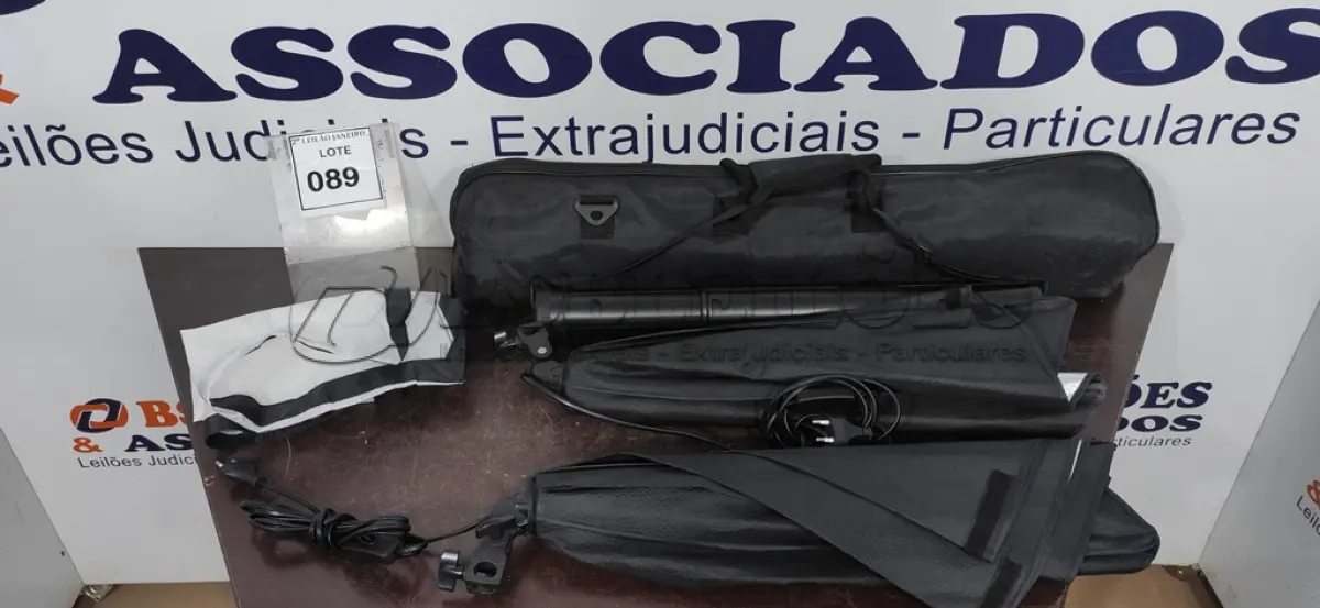 LOTE 089 - 02 SOFTBOX COM BOLSA E 01 MICROFONE DE CAPTAÇÃO DE ÁUDIO COM CABO. (NO ESTADO) ATENÇÃO! FAZER A VISITAÇÃO ANTES DE ARREMATAR, NÃO SABEMOS SE FUNCIONA. LEILÃO NÃO TEM GARANTIA E NEM DEVOLUÇÃO, SUJEITO A POSSÍVEIS AVARIAS VISÍVEIS/OCULTAS E/OU AUSÊNCIA DE COMPONENTES.