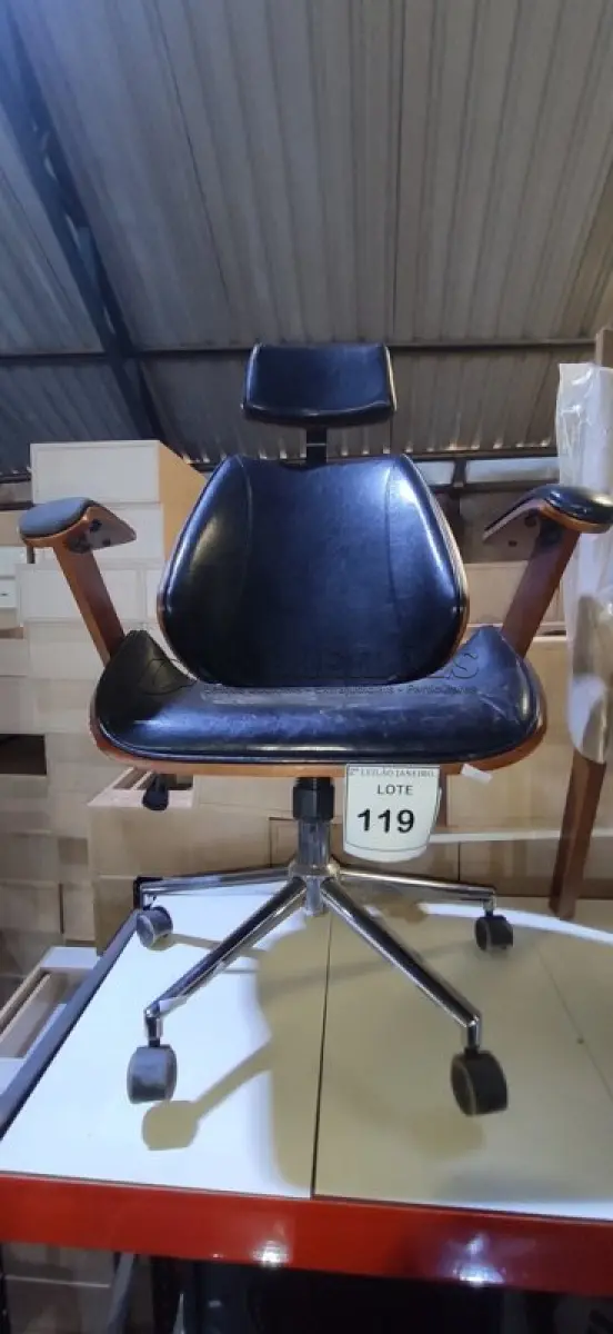 LOTE 119 - 01 CADEIRA DE ESCRITÓRIO PRESIDENTE, GIRATÓRIA COM APOIO DE CABEÇA, ESTOFADO NA COR PRETA E BASE CROMADA. (NO ESTADO) ATENÇÃO! FAZER A VISITAÇÃO ANTES DE ARREMATAR, NÃO SABEMOS SE FUNCIONA. LEILÃO NÃO TEM GARANTIA E NEM DEVOLUÇÃO, SUJEITO A POSSÍVEIS AVARIAS VISÍVEIS/OCULTAS E/OU AUSÊNCIA DE COMPONENTES.