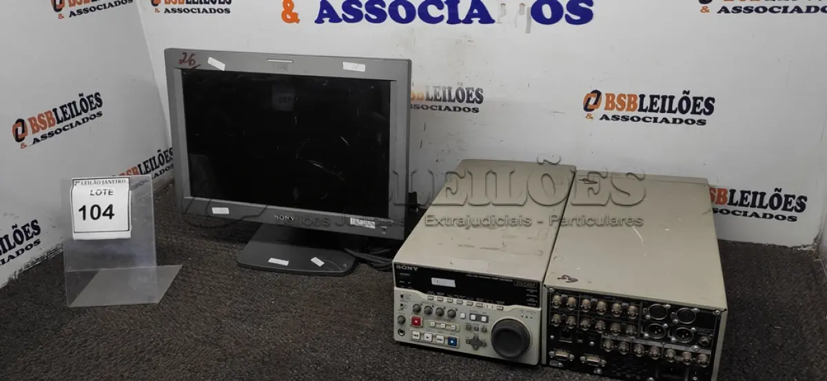 LOTE 104 - 02 GRAVADORES DE DISCO DE VIDEO DVCAM MODELO DSR-DR1000A MARCA SONY  E 01 MONITOR PROFISSIONAL MARCA SONY. (NO ESTADO) ATENÇÃO! FAZER A VISITAÇÃO ANTES DE ARREMATAR, NÃO SABEMOS SE FUNCIONA. LEILÃO NÃO TEM GARANTIA E NEM DEVOLUÇÃO, SUJEITO A POSSÍVEIS AVARIAS VISÍVEIS/OCULTAS E/OU AUSÊNCIA DE COMPONENTES.
