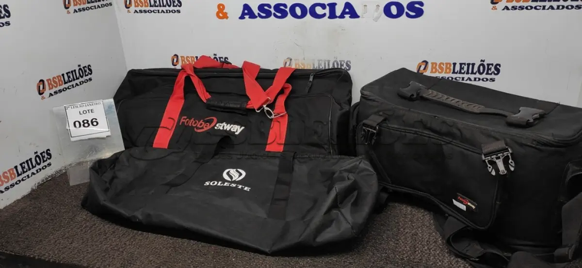 LOTE 086 - 03 BOLSAS PARA EQUIPAMENTOS FOTOGRÁFICOS MARCA FOTOBE STWAY.  (NO ESTADO) ATENÇÃO! FAZER A VISITAÇÃO ANTES DE ARREMATAR, NÃO SABEMOS SE FUNCIONA. LEILÃO NÃO TEM GARANTIA E NEM DEVOLUÇÃO, SUJEITO A POSSÍVEIS AVARIAS VISÍVEIS/OCULTAS E/OU AUSÊNCIA DE COMPONENTES.
