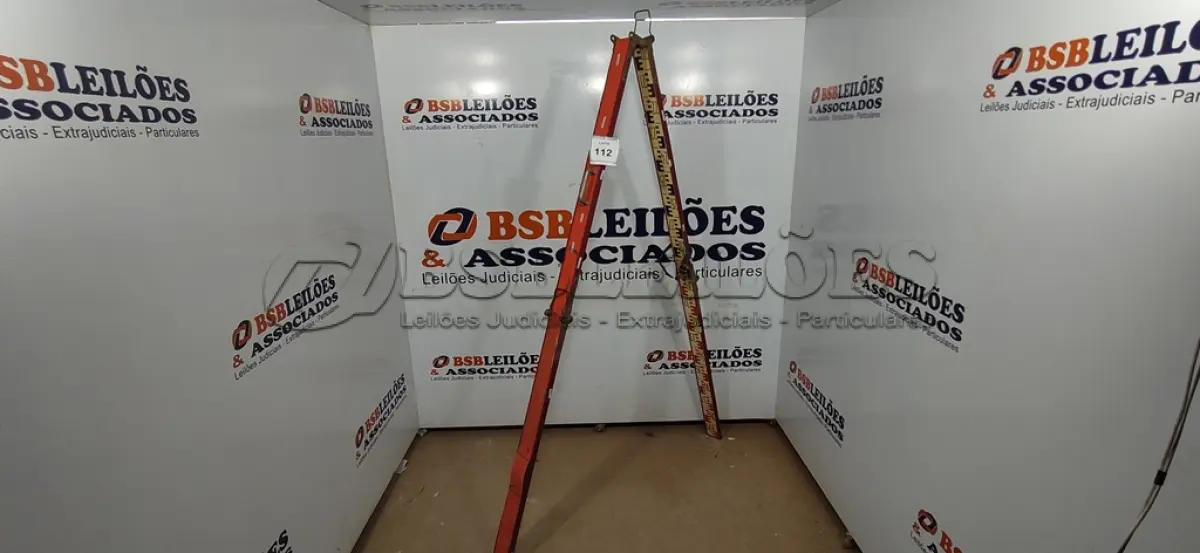 LOTE 112 - 01 MIRA DE TOPOGRAFIA. (NO ESTADO) ATENÇÃO! FAZER A VISITAÇÃO ANTES DE ARREMATAR, NÃO SABEMOS SE FUNCIONA. LEILÃO NÃO TEM GARANTIA E NEM DEVOLUÇÃO, SUJEITO A POSSÍVEIS AVARIAS VISÍVEIS/OCULTAS E/OU AUSÊNCIA DE COMPONENTES.
