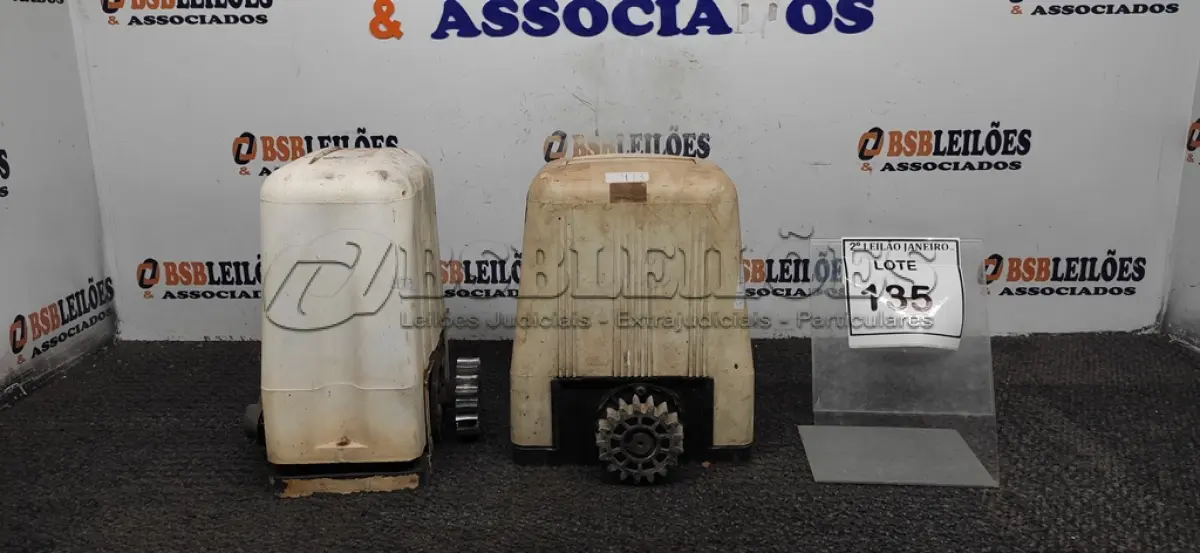 LOTE 135 - 02 MOTORES DE PORTÃO ELÉTRICOS. (NO ESTADO) ATENÇÃO! FAZER A VISITAÇÃO ANTES DE ARREMATAR, NÃO SABEMOS SE FUNCIONA. LEILÃO NÃO TEM GARANTIA E NEM DEVOLUÇÃO, SUJEITO A POSSÍVEIS AVARIAS VISÍVEIS/OCULTAS E/OU AUSÊNCIA DE COMPONENTES.