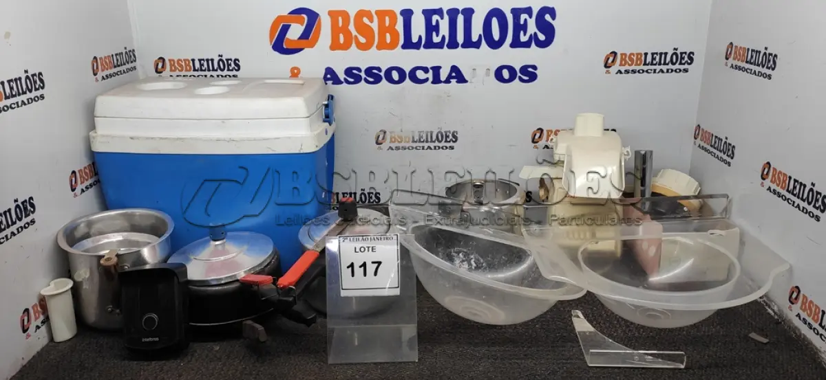LOTE 117 - 01 CAIXA TÉRMICA, VÁRIAS PANELAS E UTENSÍLIOS DE COZINHA DIVERSOS. (NO ESTADO) ATENÇÃO! FAZER A VISITAÇÃO ANTES DE ARREMATAR, NÃO SABEMOS SE FUNCIONA, LEILÃO NÃO TEM GARANTIA E NEM DEVOLUÇÃO, SUJEITO A POSSÍVEIS AVARIAS VISÍVEIS/OCULTAS E/OU AUSÊNCIA DE COMPONENTES.