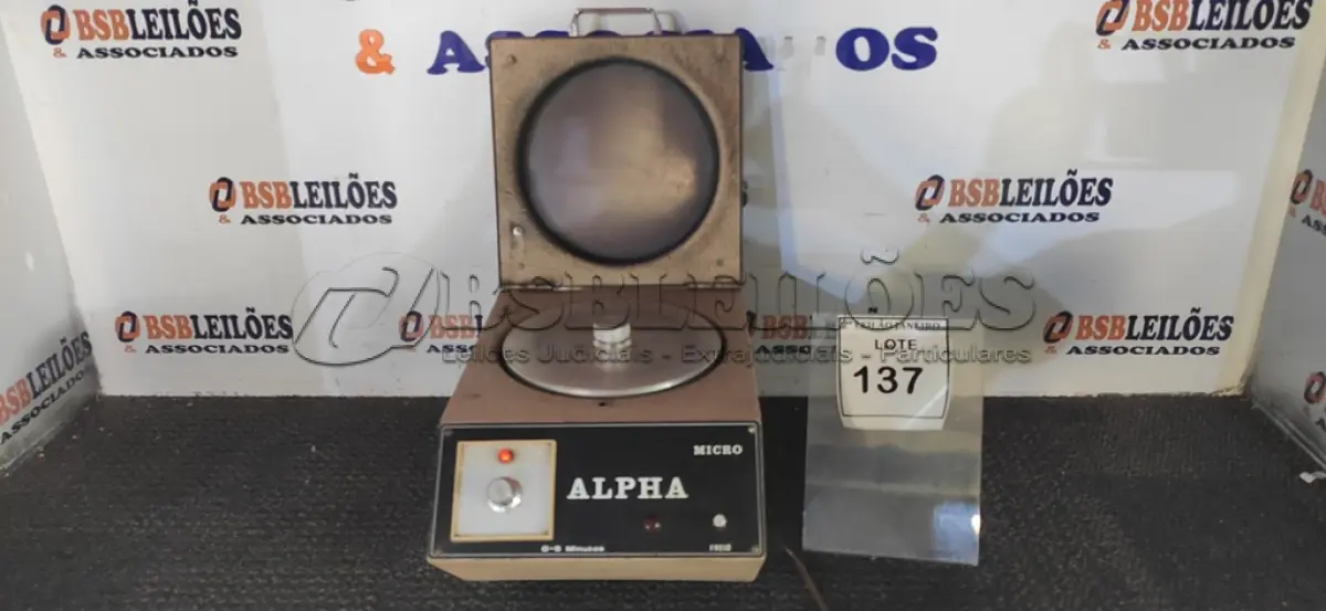 LOTE 137 - 01 MÁQUINA CENTRÍFUGA LABORATORIAL MARCA ALPHA. (NO ESTADO) ATENÇÃO! FAZER A VISITAÇÃO ANTES DE ARREMATAR, NÃO SABEMOS SE FUNCIONA. LEILÃO NÃO TEM GARANTIA E NEM DEVOLUÇÃO, SUJEITO A POSSÍVEIS AVARIAS VISÍVEIS/OCULTAS E/OU AUSÊNCIA DE COMPONENTES.