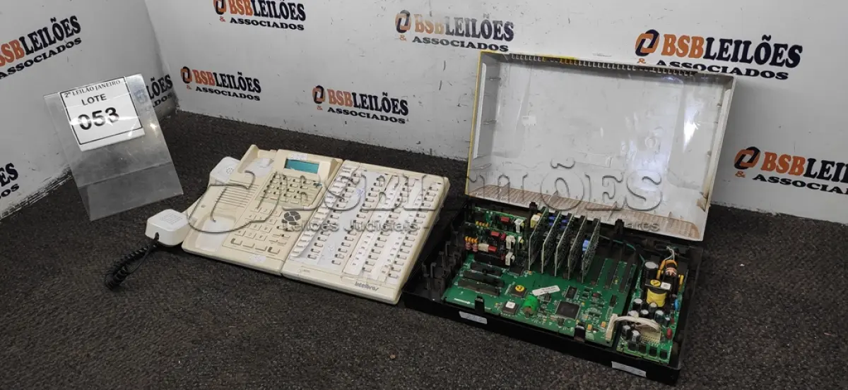 LOTE 053 - 01 APARELHO TELEFÔNICO DE RAMAL MARCA INTELBRAS E 01 CENTRAL TELEFÔNICA. (NO ESTADO) ATENÇÃO! FAZER A VISITAÇÃO ANTES DE ARREMATAR, NÃO SABEMOS SE FUNCIONA. LEILÃO NÃO TEM GARANTIA E NEM DEVOLUÇÃO, SUJEITO A POSSÍVEIS AVARIAS VISÍVEIS/OCULTAS E/OU AUSÊNCIA DE COMPONENTES.