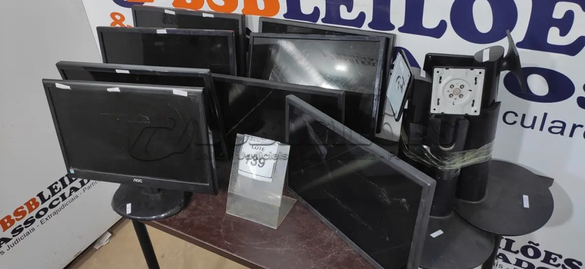 LOTE 139 - 01 LOTE COM VÁRIOS MONITORES E SUPORTES PARA MONITORES. (NO ESTADO) ATENÇÃO! FAZER A VISITAÇÃO ANTES DE ARREMATAR, NÃO SABEMOS SE FUNCIONA. LEILÃO NÃO TEM GARANTIA E NEM DEVOLUÇÃO, SUJEITO A POSSÍVEIS AVARIAS VISÍVEIS/OCULTAS E/OU AUSÊNCIA DE COMPONENTES.