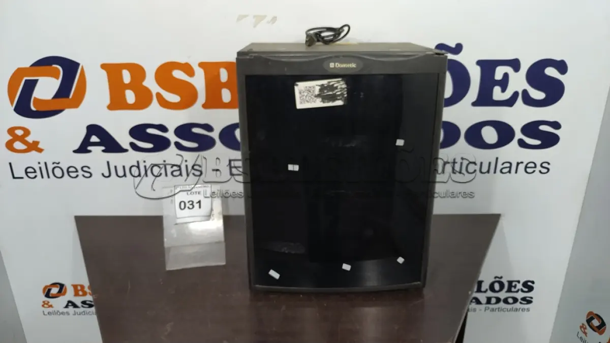 LOTE 031 - 01 FRIGOBAR MARCA DOMETIC. (NO ESTADO) ATENÇÃO! FAZER A VISITAÇÃO ANTES DE ARREMATAR, NÃO SABEMOS SE FUNCIONA. LEILÃO NÃO TEM GARANTIA E NEM DEVOLUÇÃO, SUJEITO A POSSÍVEIS AVARIAS VISÍVEIS/OCULTAS E/OU AUSÊNCIA DE COMPONENTES.