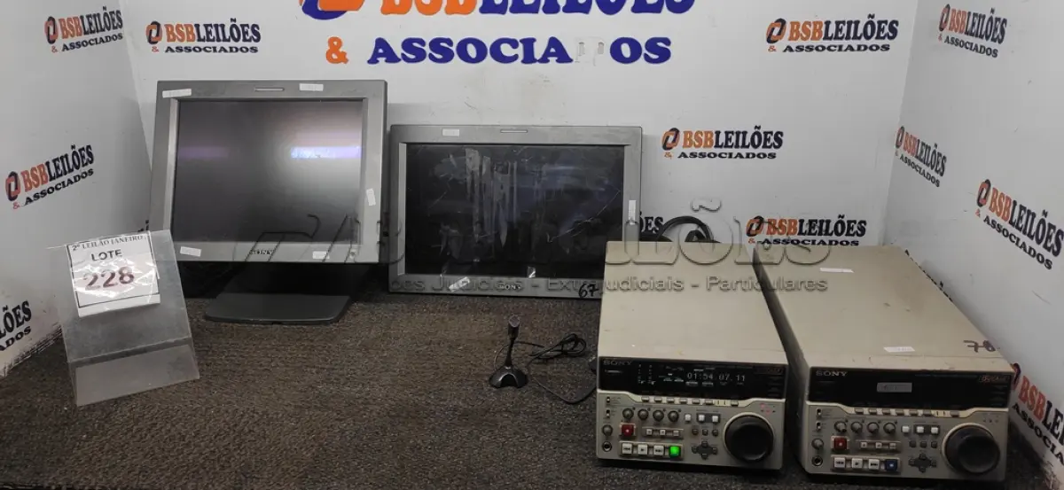 LOTE 228 - 02 GRAVADORES DE DISCO DE VÍDEO DVCAM MODELO DSR-DR1000A MARCA SONY  E 02 MONITORES PROFISSIONAIS  MARCA SONY. (NO ESTADO) ATENÇÃO! FAZER A VISITAÇÃO ANTES DE ARREMATAR, NÃO SABEMOS SE FUNCIONA. LEILÃO NÃO TEM GARANTIA E NEM DEVOLUÇÃO, SUJEITO A POSSÍVEIS AVARIAS VISÍVEIS/OCULTAS E/OU AUSÊNCIA DE COMPONENTES.