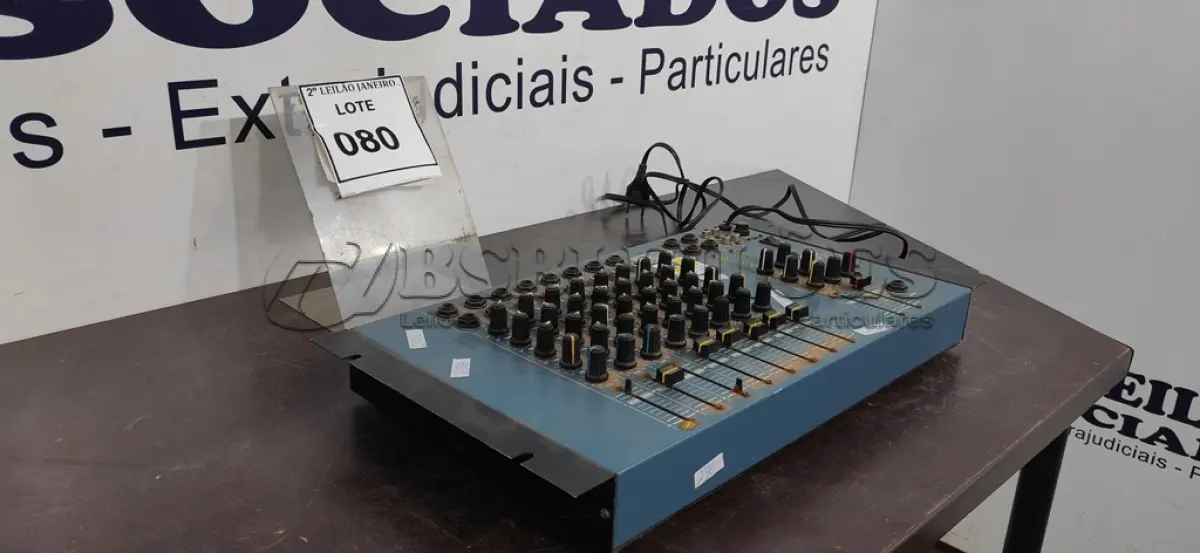LOTE 080 - 01 MESA DE SOM ANALÓGICA. (NO ESTADO) ATENÇÃO! FAZER A VISITAÇÃO ANTES DE ARREMATAR, NÃO SABEMOS SE FUNCIONA. LEILÃO NÃO TEM GARANTIA E NEM DEVOLUÇÃO, SUJEITO A POSSÍVEIS AVARIAS VISÍVEIS/OCULTAS E/OU AUSÊNCIA DE COMPONENTES.