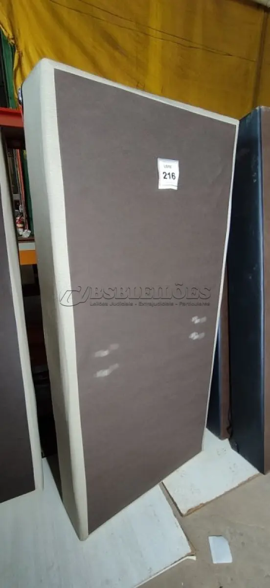 LOTE 216 - 01 BASE DE COLCHÃO 1,88CM X 88CM. (NO ESTADO EM QUE SE ENCONTRA. SUJEITO A AVARIAS OCULTAS/VISÍVEIS.) N/A