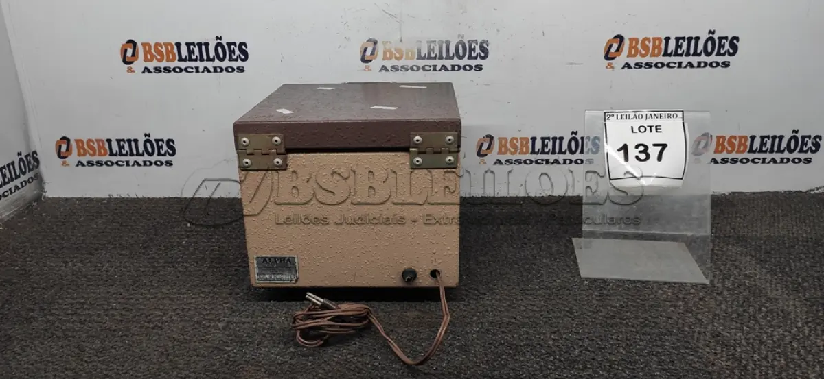 LOTE 137 - 01 MÁQUINA CENTRÍFUGA LABORATORIAL MARCA ALPHA. (NO ESTADO) ATENÇÃO! FAZER A VISITAÇÃO ANTES DE ARREMATAR, NÃO SABEMOS SE FUNCIONA. LEILÃO NÃO TEM GARANTIA E NEM DEVOLUÇÃO, SUJEITO A POSSÍVEIS AVARIAS VISÍVEIS/OCULTAS E/OU AUSÊNCIA DE COMPONENTES.