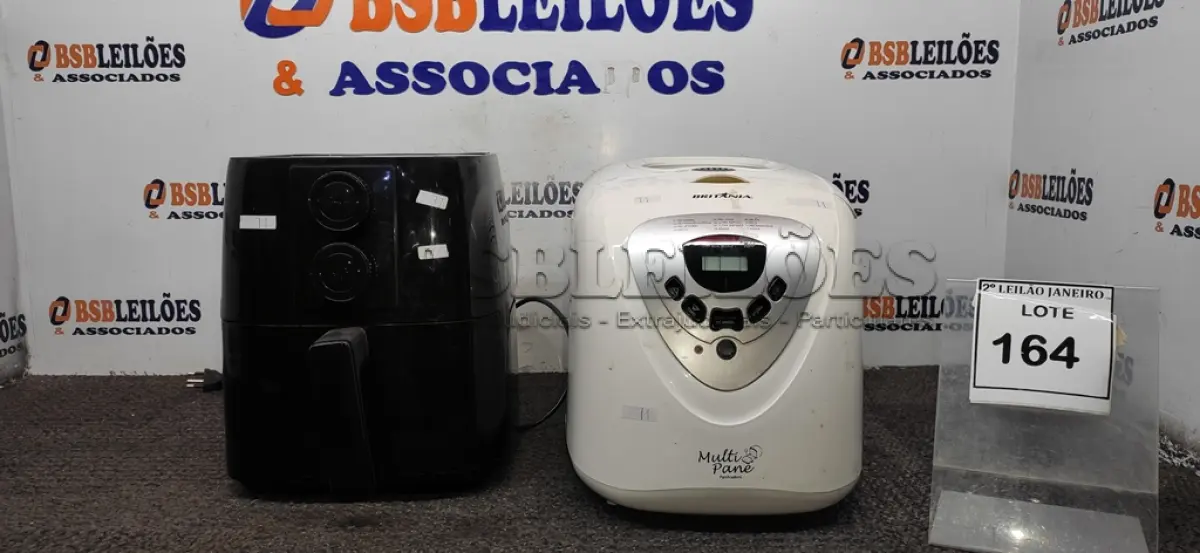 LOTE 164 - 01 PANELA DE FAZER PÃO ELÉTRICA E 01 AIR FRYER MARCA HOME LAND. (NO ESTADO) ATENÇÃO! FAZER A VISITAÇÃO ANTES DE ARREMATAR, NÃO SABEMOS SE FUNCIONA. LEILÃO NÃO TEM GARANTIA E NEM DEVOLUÇÃO, SUJEITO A POSSÍVEIS AVARIAS VISÍVEIS/OCULTAS E/OU AUSÊNCIA DE COMPONENTES.