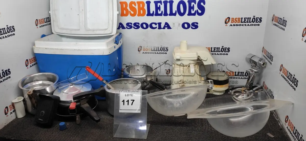 LOTE 117 - 01 CAIXA TÉRMICA, VÁRIAS PANELAS E UTENSÍLIOS DE COZINHA DIVERSOS. (NO ESTADO) ATENÇÃO! FAZER A VISITAÇÃO ANTES DE ARREMATAR, NÃO SABEMOS SE FUNCIONA, LEILÃO NÃO TEM GARANTIA E NEM DEVOLUÇÃO, SUJEITO A POSSÍVEIS AVARIAS VISÍVEIS/OCULTAS E/OU AUSÊNCIA DE COMPONENTES.