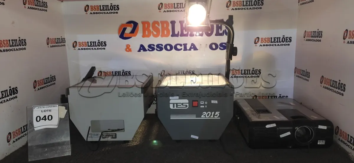 LOTE 040 - 02 RETROPROJETORES MARCA TES E 01 PROJETOR MARCA DIEBOLD. (NO ESTADO) ATENÇÃO! FAZER A VISITAÇÃO ANTES DE ARREMATAR, NÃO SABEMOS SE FUNCIONA. LEILÃO NÃO TEM GARANTIA E NEM DEVOLUÇÃO, SUJEITO A POSSÍVEIS AVARIAS VISÍVEIS/OCULTAS E/OU AUSÊNCIA DE COMPONENTES.