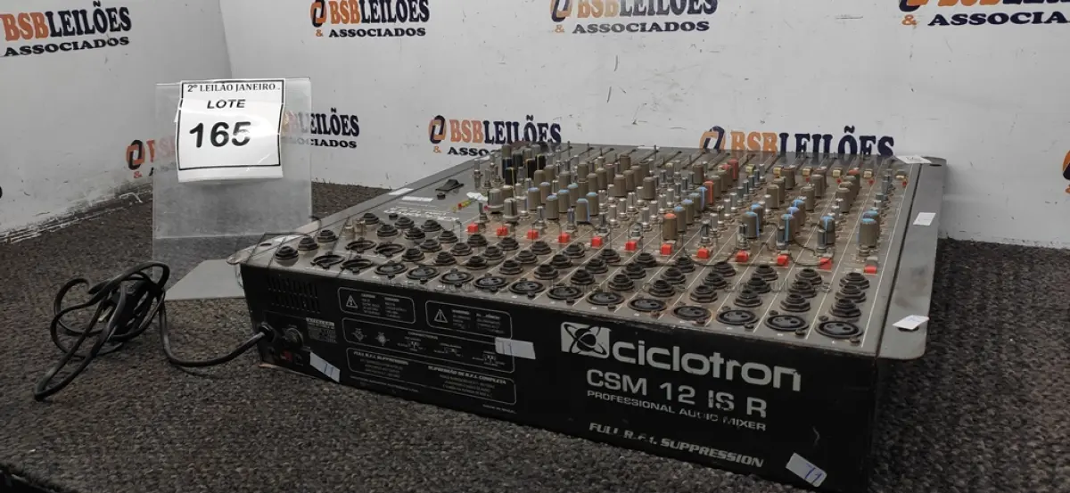 LOTE 165 - 01 MESA DE SOM MARCA CICLOTRON. (NO ESTADO) ATENÇÃO! FAZER A VISITAÇÃO ANTES DE ARREMATAR, NÃO SABEMOS SE FUNCIONA. LEILÃO NÃO TEM GARANTIA E NEM DEVOLUÇÃO, SUJEITO A POSSÍVEIS AVARIAS VISÍVEIS/OCULTAS E/OU AUSÊNCIA DE COMPONENTES.