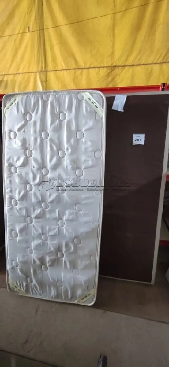 LOTE 201 - 01 COLCHÃO DE SOLTEIRO COM BASE 1,88CM X 88CM. (NO ESTADO EM QUE SE ENCONTRA. SUJEITO A AVARIAS OCULTAS/VISÍVEIS.) BJ7457K