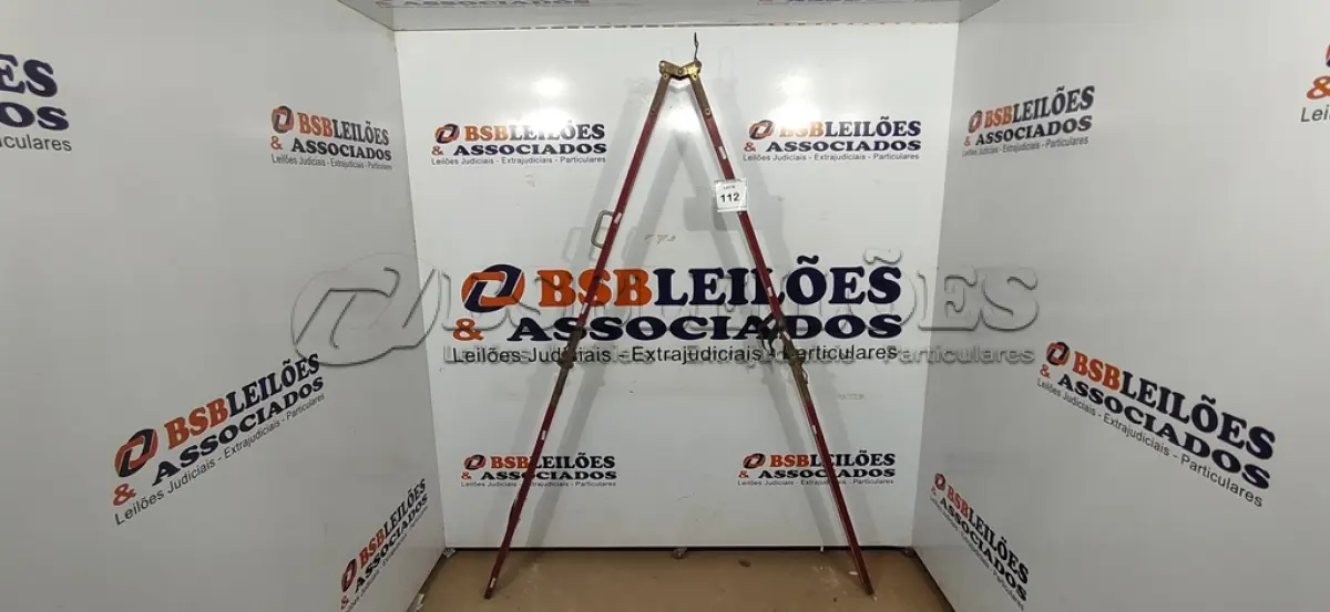 LOTE 112 - 01 MIRA DE TOPOGRAFIA. (NO ESTADO) ATENÇÃO! FAZER A VISITAÇÃO ANTES DE ARREMATAR, NÃO SABEMOS SE FUNCIONA. LEILÃO NÃO TEM GARANTIA E NEM DEVOLUÇÃO, SUJEITO A POSSÍVEIS AVARIAS VISÍVEIS/OCULTAS E/OU AUSÊNCIA DE COMPONENTES.