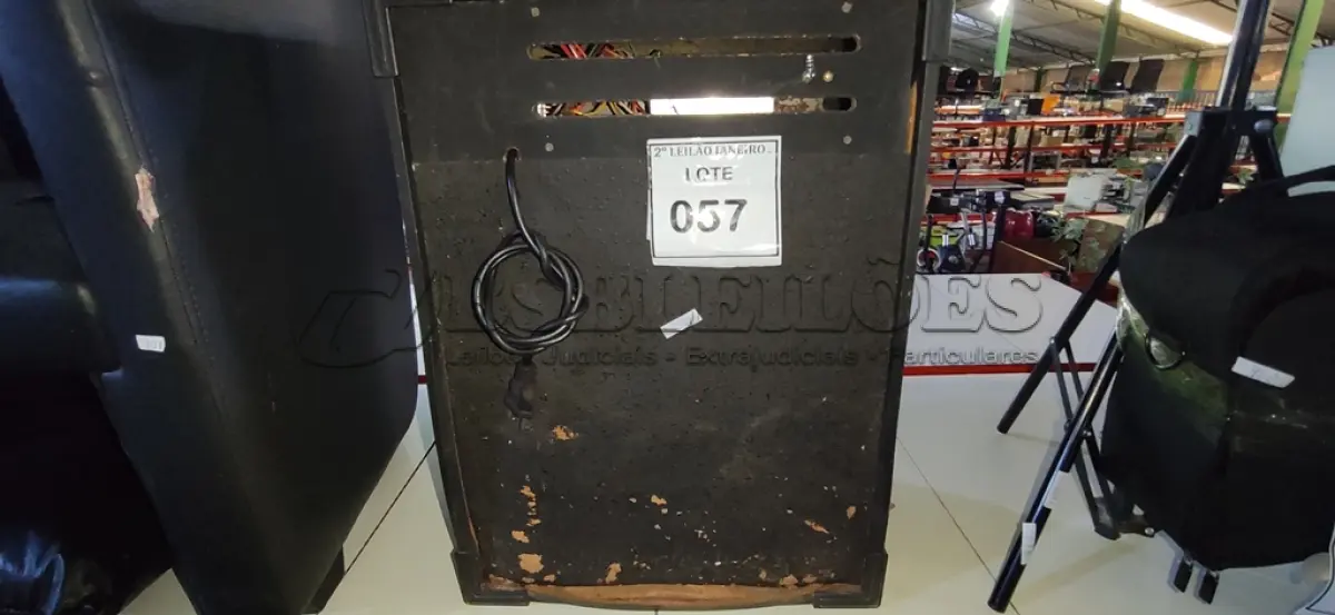 LOTE 057 - 01 CAIXA DE SOM AMPLIFICADORA. (NO ESTADO) ATENÇÃO! FAZER A VISITAÇÃO ANTES DE ARREMATAR, NÃO SABEMOS SE FUNCIONA. LEILÃO NÃO TEM GARANTIA E NEM DEVOLUÇÃO, SUJEITO A POSSÍVEIS AVARIAS VISÍVEIS/OCULTAS E/OU AUSÊNCIA DE COMPONENTES.