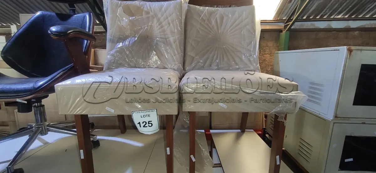 LOTE 125 - 02 CADEIRAS EM MADEIRA COM ASSENTO ALMOFADADO. (NO ESTADO) ATENÇÃO! FAZER A VISITAÇÃO ANTES DE ARREMATAR, NÃO SABEMOS SE FUNCIONA. LEILÃO NÃO TEM GARANTIA E NEM DEVOLUÇÃO, SUJEITO A POSSÍVEIS AVARIAS VISÍVEIS/OCULTAS E/OU AUSÊNCIA DE COMPONENTES.