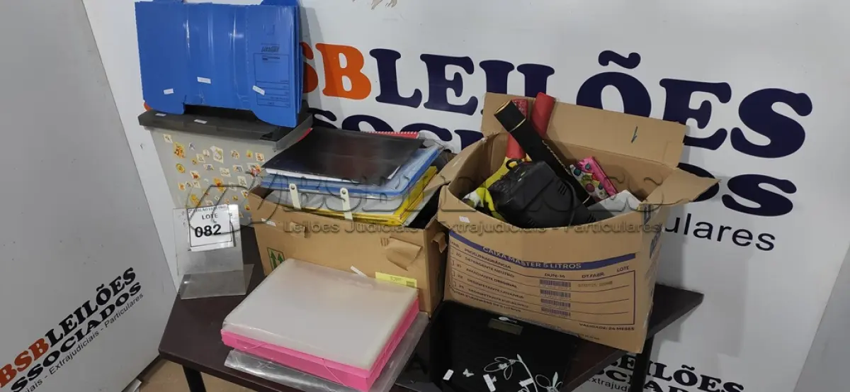 LOTE 082 - 01 LOTE COM PASTAS, ITENS DE ESCRITÓRIO E MATERIAIS DIVERSOS. (NO ESTADO) ATENÇÃO! FAZER A VISITAÇÃO ANTES DE ARREMATAR, NÃO SABEMOS SE FUNCIONA. LEILÃO NÃO TEM GARANTIA E NEM DEVOLUÇÃO, SUJEITO A POSSÍVEIS AVARIAS VISÍVEIS/OCULTAS E/OU AUSÊNCIA DE COMPONENTES.