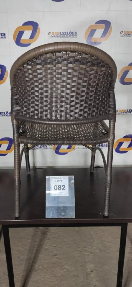 LOTE 082 - 01 POLTRONA DE JARDIM. (NO ESTADO EM QUE SE ENCONTRA. SUJEITO A AVARIAS OCULTAS/VISÍVEIS.) AV9334K
