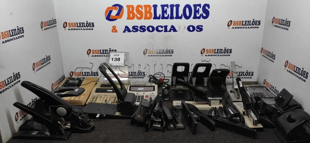 LOTE 138 - 01 LOTE COM VÁRIOS GRAMPEADORES E CALCULADORAS COMERCIAIS. (NO ESTADO) ATENÇÃO! FAZER A VISITAÇÃO ANTES DE ARREMATAR, NÃO SABEMOS SE FUNCIONA. LEILÃO NÃO TEM GARANTIA E NEM DEVOLUÇÃO, SUJEITO A POSSÍVEIS AVARIAS VISÍVEIS/OCULTAS E/OU AUSÊNCIA DE COMPONENTES.