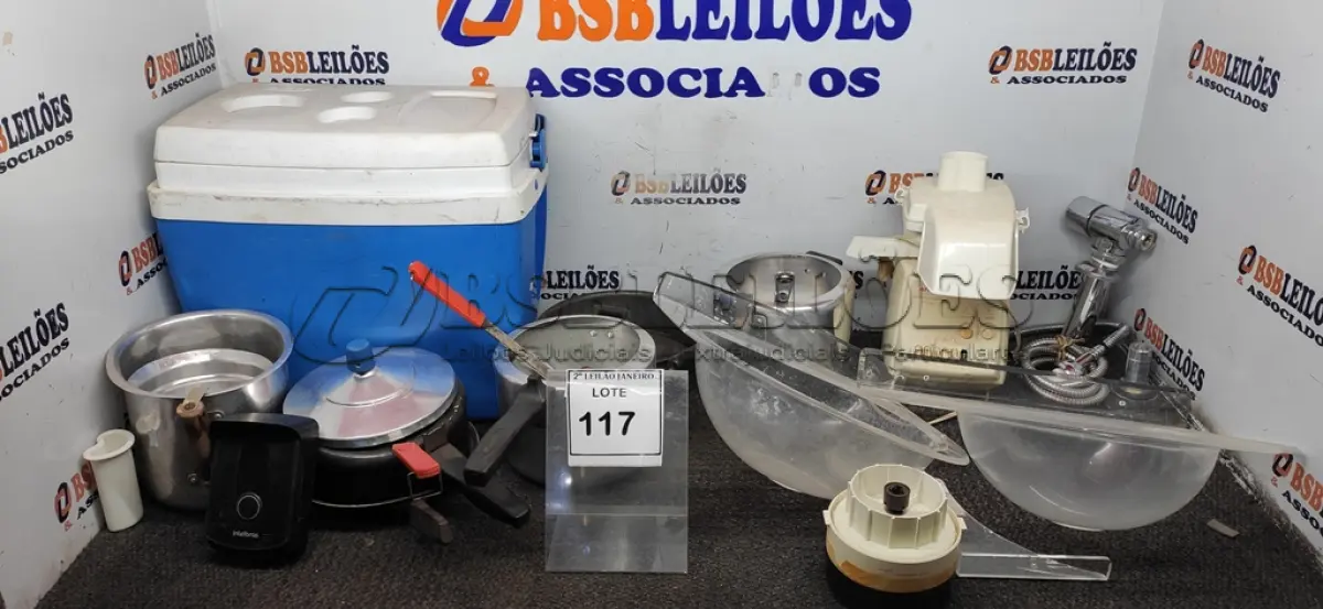 LOTE 117 - 01 CAIXA TÉRMICA, VÁRIAS PANELAS E UTENSÍLIOS DE COZINHA DIVERSOS. (NO ESTADO) ATENÇÃO! FAZER A VISITAÇÃO ANTES DE ARREMATAR, NÃO SABEMOS SE FUNCIONA, LEILÃO NÃO TEM GARANTIA E NEM DEVOLUÇÃO, SUJEITO A POSSÍVEIS AVARIAS VISÍVEIS/OCULTAS E/OU AUSÊNCIA DE COMPONENTES.