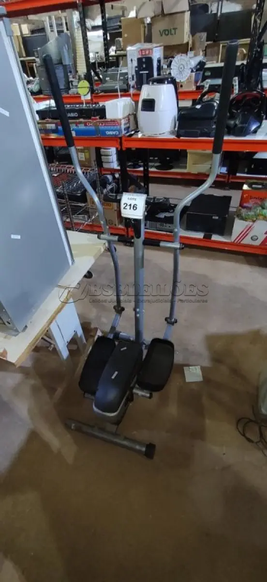 LOTE 216 - 01 MÁQUINA ELÍPTICO. (NO ESTADO) ATENÇÃO! FAZER A VISITAÇÃO ANTES DE ARREMATAR, NÃO SABEMOS SE FUNCIONA. LEILÃO NÃO TEM GARANTIA E NEM DEVOLUÇÃO, SUJEITO A POSSÍVEIS AVARIAS VISÍVEIS/OCULTAS E/OU AUSÊNCIA DE COMPONENTES.