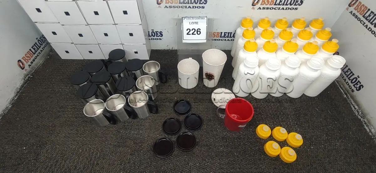 LOTE 226 - 01 LOTE COM VÁRIAS CANECAS E GARRAFAS DE ÁGUA DE MODELOS DIVERSOS. (NO ESTADO) ATENÇÃO! FAZER A VISITAÇÃO ANTES DE ARREMATAR, NÃO SABEMOS SE FUNCIONA. LEILÃO NÃO TEM GARANTIA E NEM DEVOLUÇÃO, SUJEITO A POSSÍVEIS AVARIAS VISÍVEIS/OCULTAS E/OU AUSÊNCIA DE COMPONENTES.