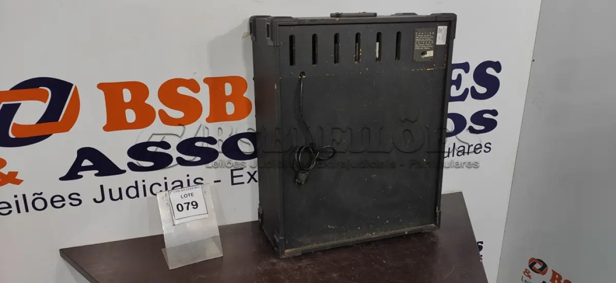 LOTE 079 - 01 CAIXA DE SOM AMPLIFICADORA. (NO ESTADO) ATENÇÃO! FAZER A VISITAÇÃO ANTES DE ARREMATAR, NÃO SABEMOS SE FUNCIONA. LEILÃO NÃO TEM GARANTIA E NEM DEVOLUÇÃO, SUJEITO A POSSÍVEIS AVARIAS VISÍVEIS/OCULTAS E/OU AUSÊNCIA DE COMPONENTES.