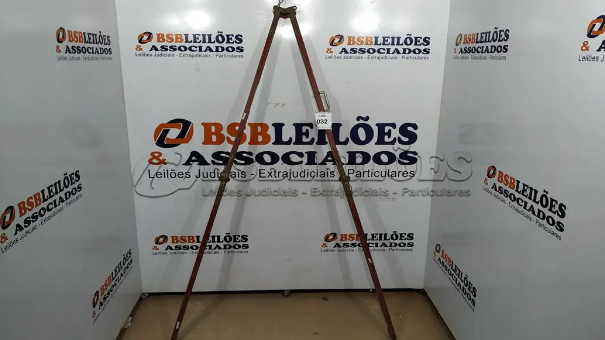 LOTE 032 - 01 MIRA DE TOPOGRAFIA. (NO ESTADO) ATENÇÃO! FAZER A VISITAÇÃO ANTES DE ARREMATAR, NÃO SABEMOS SE FUNCIONA. LEILÃO NÃO TEM GARANTIA E NEM DEVOLUÇÃO, SUJEITO A POSSÍVEIS AVARIAS VISÍVEIS/OCULTAS E/OU AUSÊNCIA DE COMPONENTES.