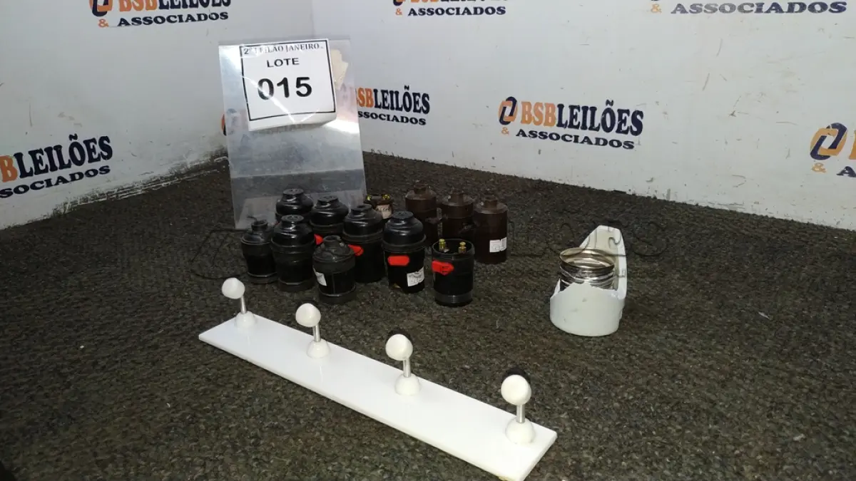 LOTE 015 - 01 CABIDEIRO PVC DE PAREDE E VÁRIOS BOCAIS DE LÂMPADAS MODELOS DIVERSOS. (NO ESTADO) ATENÇÃO! FAZER A VISITAÇÃO ANTES DE ARREMATAR, NÃO SABEMOS SE FUNCIONA. LEILÃO NÃO TEM GARANTIA E NEM DEVOLUÇÃO, SUJEITO A POSSÍVEIS AVARIAS VISÍVEIS/OCULTAS E/OU AUSÊNCIA DE COMPONENTES.