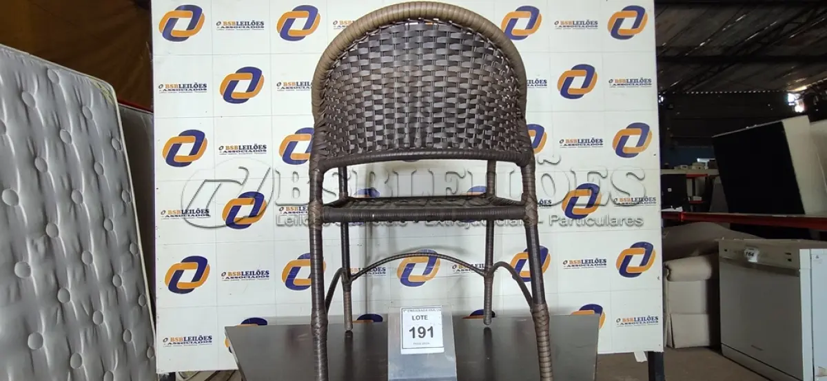 LOTE 191 - 01 CADEIRA DE JARDIM. (NO ESTADO EM QUE SE ENCONTRA. SUJEITO A AVARIAS OCULTAS/VISÍVEIS.) AV9938D