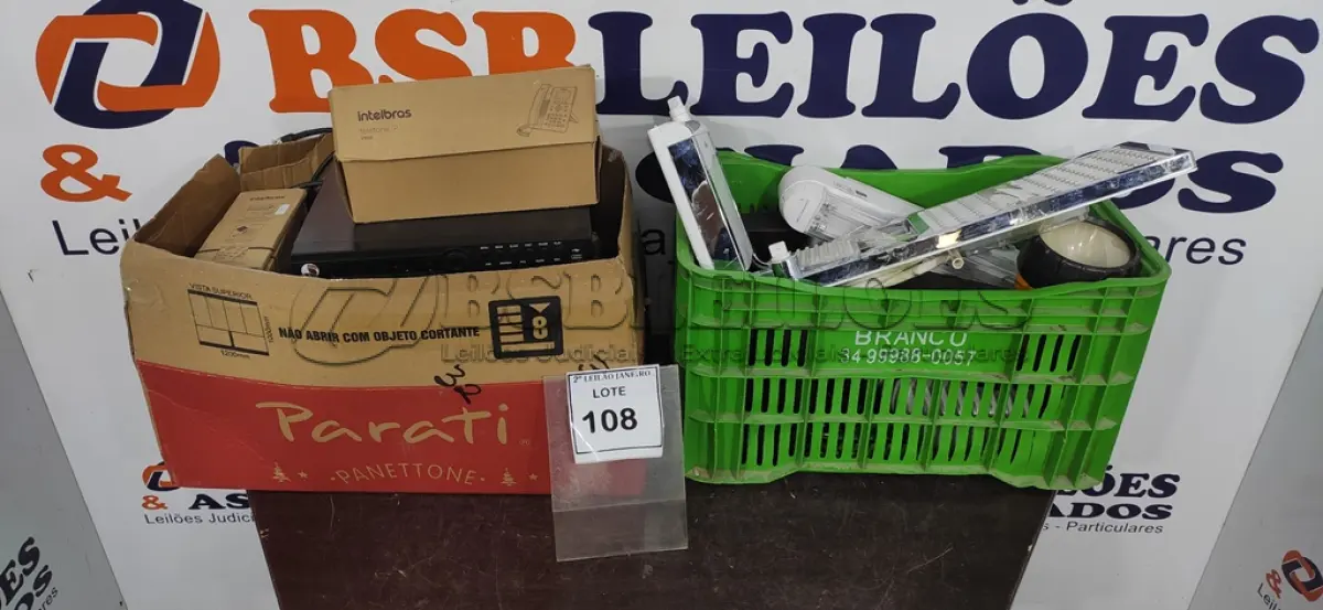 LOTE 108 - 01 LOTE COM VÁRIOS APARELHOS TELEFÔNICOS  MARCA INTELBRAS, VÁRIOS SELETORES MANUAL VGA PARA RETIRADA DE PEÇAS, 01 LUMINÁRIA, 01 ROLO DE CABO COAXIAL, VARIOS APARELHOS DVR PARA RETIRADA DE PEÇAS E MATERIAS  DIVERSOS. (NO ESTADO) ATENÇÃO! FAZER A VISITAÇÃO ANTES DE ARREMATAR, NÃO SABEMOS SE FUNCIONA. LEILÃO NÃO TEM GARANTIA E NEM DEVOLUÇÃO, SUJEITO A POSSÍVEIS AVARIAS VISÍVEIS/OCULTAS E/OU AUSÊNCIA DE COMPONENTES.