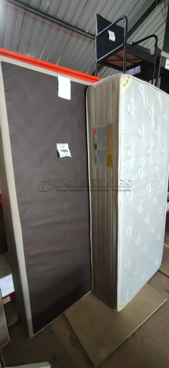 LOTE 185 - 01 COLCHÃO DE SOLTEIRO 1,88CM X 88CM COM BASE. (NO ESTADO EM QUE SE ENCONTRA. SUJEITO A AVARIAS OCULTAS/VISÍVEIS.) BJ7493S