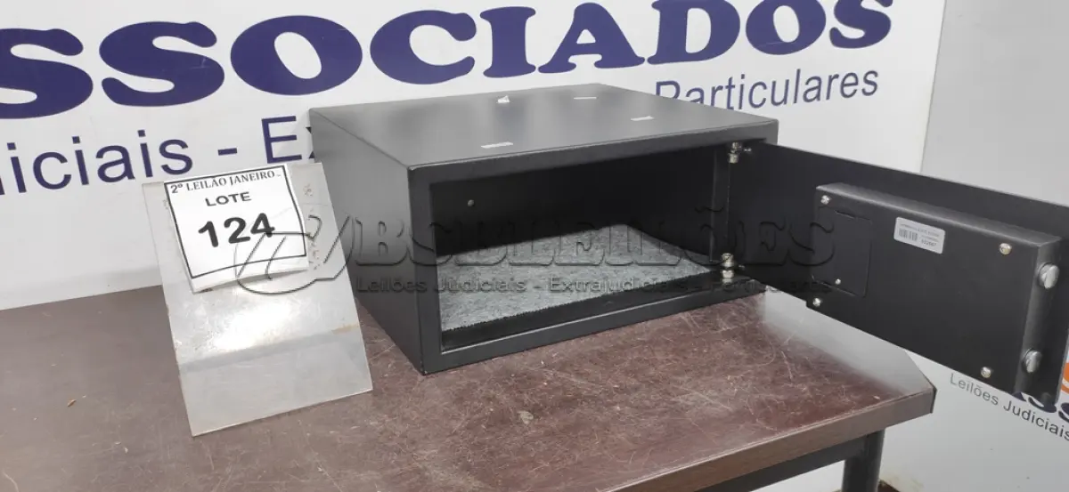 LOTE 124 - 01 COFRE DIGITAL. (NO ESTADO) ATENÇÃO! FAZER A VISITAÇÃO ANTES DE ARREMATAR, NÃO SABEMOS SE FUNCIONA. LEILÃO NÃO TEM GARANTIA E NEM DEVOLUÇÃO, SUJEITO A POSSÍVEIS AVARIAS VISÍVEIS/OCULTAS E/OU AUSÊNCIA DE COMPONENTES.