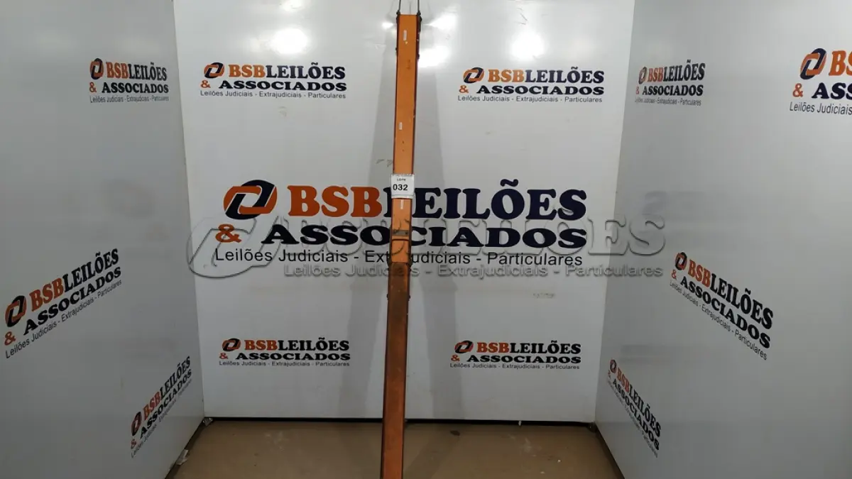 LOTE 032 - 01 MIRA DE TOPOGRAFIA. (NO ESTADO) ATENÇÃO! FAZER A VISITAÇÃO ANTES DE ARREMATAR, NÃO SABEMOS SE FUNCIONA. LEILÃO NÃO TEM GARANTIA E NEM DEVOLUÇÃO, SUJEITO A POSSÍVEIS AVARIAS VISÍVEIS/OCULTAS E/OU AUSÊNCIA DE COMPONENTES.