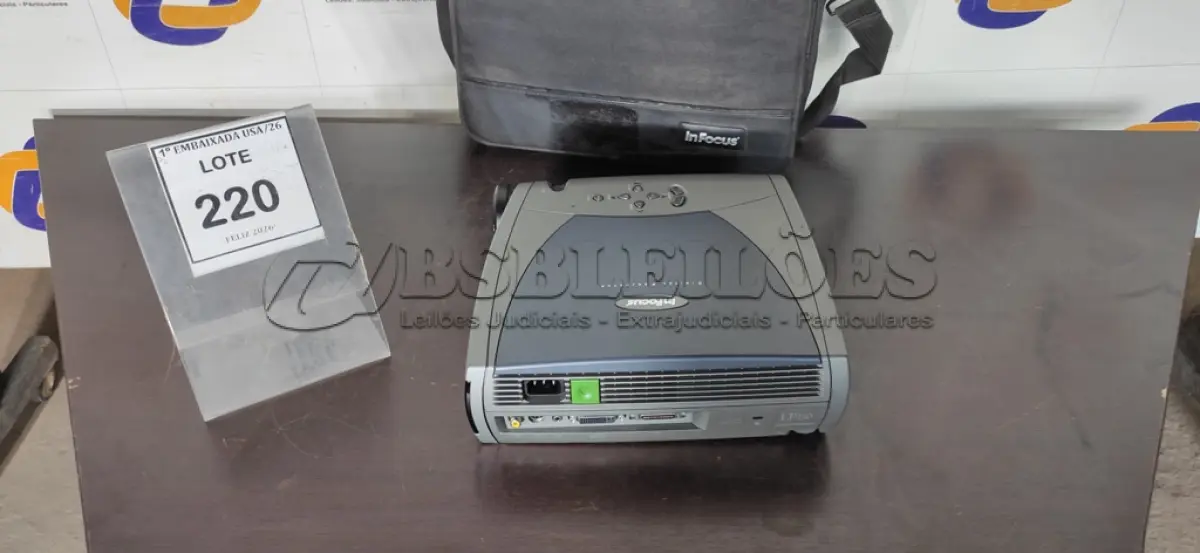 LOTE 220 - 01 PROJETOR INFOCUS LP350COM BOLSA BIVOLTS. (NO ESTADO EM QUE SE ENCONTRA. SUJEITO A AVARIAS OCULTAS/VISÍVEIS.) CS1001224