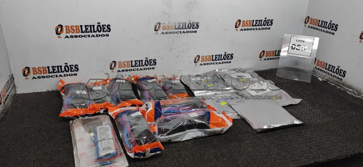 LOTE 056 - 09 REATORES ELETRÔNICOS E 05 FITAS LED DE 5MCADA. (NO ESTADO) ATENÇÃO! FAZER A VISITAÇÃO ANTES DE ARREMATAR, NÃO SABEMOS SE FUNCIONA. LEILÃO NÃO TEM GARANTIA E NEM DEVOLUÇÃO, SUJEITO A POSSÍVEIS AVARIAS VISÍVEIS/OCULTAS E/OU AUSÊNCIA DE COMPONENTES.