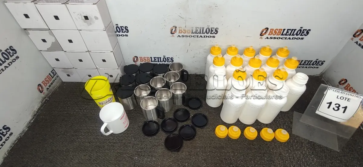 LOTE 131 - 01 LOTE COM VÁRIAS CANECAS E GARRAFAS DE ÁGUA DE MODELOS DIVERSOS. (NO ESTADO) ATENÇÃO! FAZER A VISITAÇÃO ANTES DE ARREMATAR, NÃO SABEMOS SE FUNCIONA. LEILÃO NÃO TEM GARANTIA E NEM DEVOLUÇÃO, SUJEITO A POSSÍVEIS AVARIAS VISÍVEIS/OCULTAS E/OU AUSÊNCIA DE COMPONENTES.