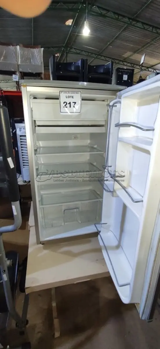 LOTE 217 - 01 FRIGOBAR 220V MARCA GE. (NO ESTADO) ATENÇÃO! FAZER A VISITAÇÃO ANTES DE ARREMATAR, NÃO SABEMOS SE FUNCIONA. LEILÃO NÃO TEM GARANTIA E NEM DEVOLUÇÃO, SUJEITO A POSSÍVEIS AVARIAS VISÍVEIS/OCULTAS E/OU AUSÊNCIA DE COMPONENTES.