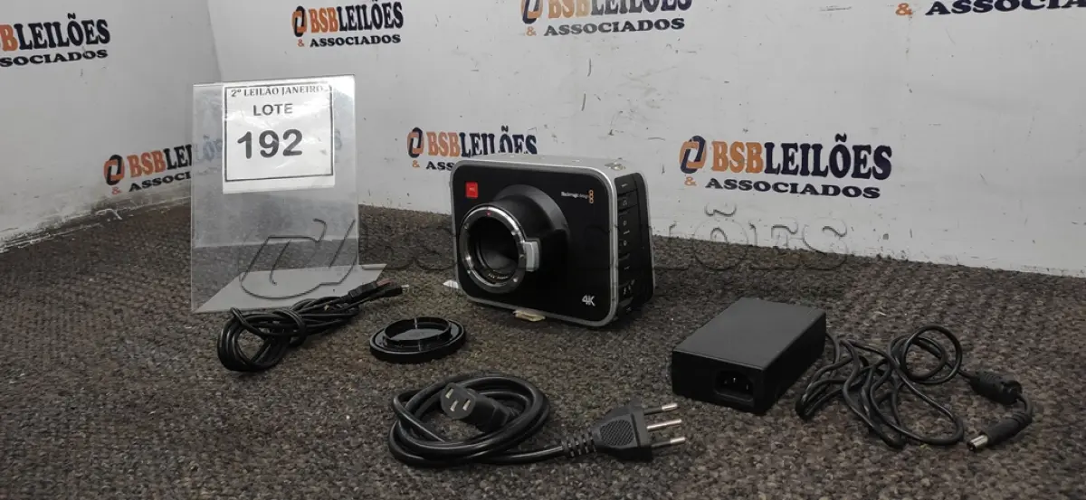 LOTE 192 - 01 CÂMERA BLACKMAGIC DESIGN PRODUCTION CAMERA 4K (EF MOUNT) COM FONTE. (NO ESTADO) ATENÇÃO! FAZER A VISITAÇÃO ANTES DE ARREMATAR, NÃO SABEMOS SE FUNCIONA. LEILÃO NÃO TEM GARANTIA E NEM DEVOLUÇÃO, SUJEITO A POSSÍVEIS AVARIAS VISÍVEIS/OCULTAS E/OU AUSÊNCIA DE COMPONENTES.