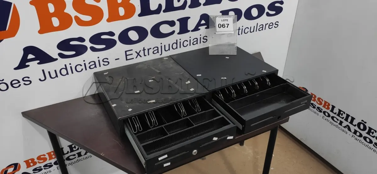 LOTE 067 - 02 GAVETAS DE DINHEIRO. (NO ESTADO) ATENÇÃO! FAZER A VISITAÇÃO ANTES DE ARREMATAR, NÃO SABEMOS SE FUNCIONA. LEILÃO NÃO TEM GARANTIA E NEM DEVOLUÇÃO, SUJEITO A POSSÍVEIS AVARIAS VISÍVEIS/OCULTAS E/OU AUSÊNCIA DE COMPONENTES.