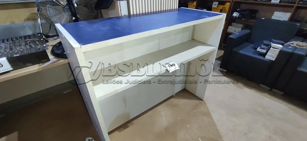 LOTE 199 - 01 BALCÃO COM 01 COMPARTIMENTO EM MADEIRA NA COR BRANCO COM AZUL. (NO ESTADO) ATENÇÃO! FAZER A VISITAÇÃO ANTES DE ARREMATAR, NÃO SABEMOS SE FUNCIONA. LEILÃO NÃO TEM GARANTIA E NEM DEVOLUÇÃO, SUJEITO A POSSÍVEIS AVARIAS VISÍVEIS/OCULTAS E/OU AUSÊNCIA DE COMPONENTES.