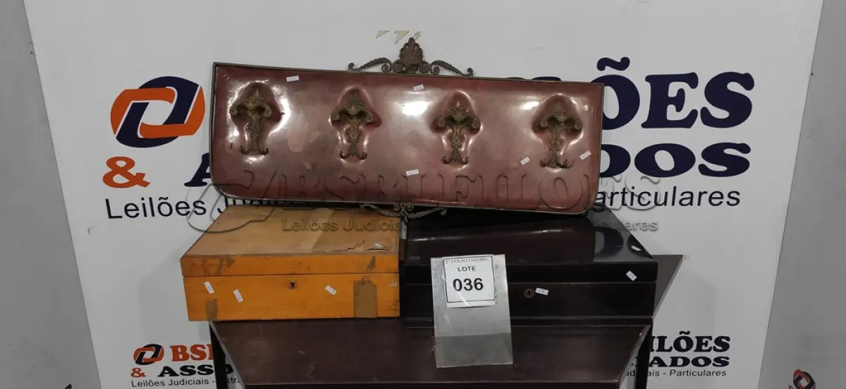LOTE 036 - 02 MALAS EM MADEIRA PARA FAQUEIRO E 01 CABIDEIRO DE PAREDE ORNAMENTADO. (NO ESTADO) ATENÇÃO! FAZER A VISITAÇÃO ANTES DE ARREMATAR, NÃO SABEMOS SE FUNCIONA. LEILÃO NÃO TEM GARANTIA E NEM DEVOLUÇÃO, SUJEITO A POSSÍVEIS AVARIAS VISÍVEIS/OCULTAS E/OU AUSÊNCIA DE COMPONENTES.