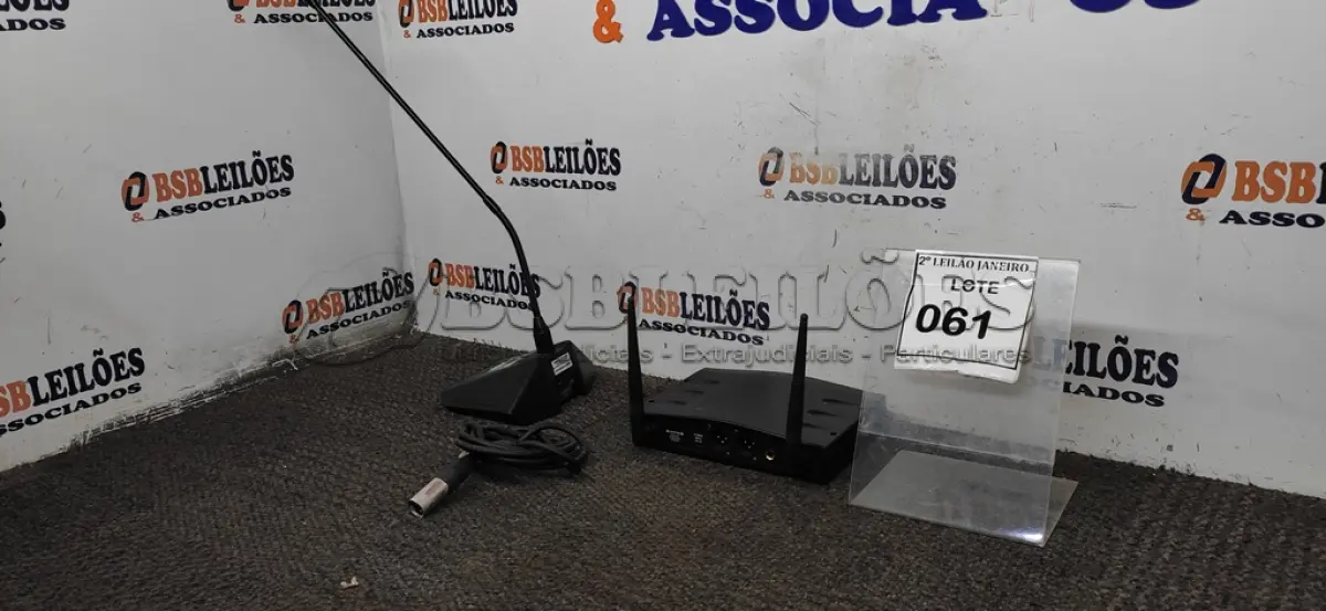 LOTE 061 - 01 RECEPTOR DE MICROFONE SEM FIO E 01 MICROFONE DE MESA MARCA KARSECT. (NO ESTADO) ATENÇÃO! FAZER A VISITAÇÃO ANTES DE ARREMATAR, NÃO SABEMOS SE FUNCIONA. LEILÃO NÃO TEM GARANTIA E NEM DEVOLUÇÃO, SUJEITO A POSSÍVEIS AVARIAS VISÍVEIS/OCULTAS E/OU AUSÊNCIA DE COMPONENTES.