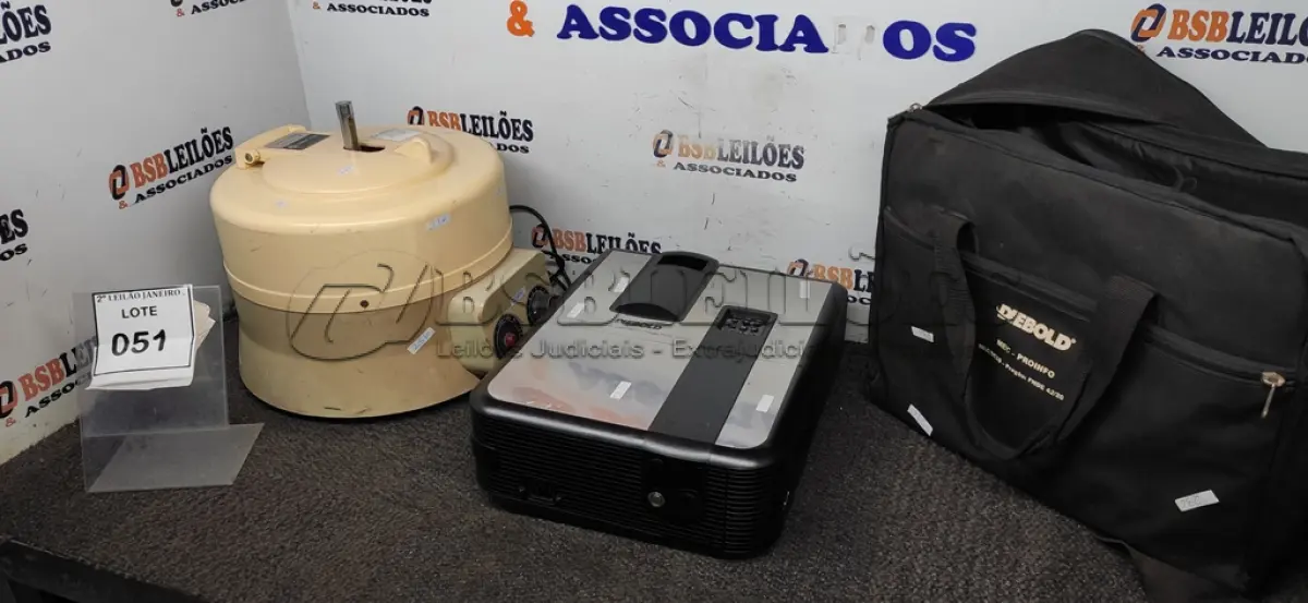LOTE 051 - 01 PROJETOR MARCA DIEBOLD E 01 CENTRIFUGADOR EXCELSA. (NO ESTADO) ATENÇÃO! FAZER A VISITAÇÃO ANTES DE ARREMATAR, NÃO SABEMOS SE FUNCIONA. LEILÃO NÃO TEM GARANTIA E NEM DEVOLUÇÃO, SUJEITO A POSSÍVEIS AVARIAS VISÍVEIS/OCULTAS E/OU AUSÊNCIA DE COMPONENTES.