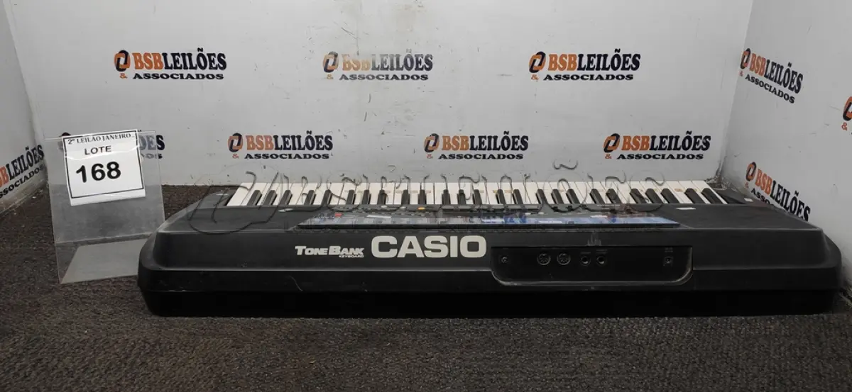 LOTE 168 - 01 TECLADO MODELO TONE BANK CT-700 MARCA CASIO. (NO ESTADO) ATENÇÃO! FAZER A VISITAÇÃO ANTES DE ARREMATAR, NÃO SABEMOS SE FUNCIONA. LEILÃO NÃO TEM GARANTIA E NEM DEVOLUÇÃO, SUJEITO A POSSÍVEIS AVARIAS VISÍVEIS/OCULTAS E/OU AUSÊNCIA DE COMPONENTES.